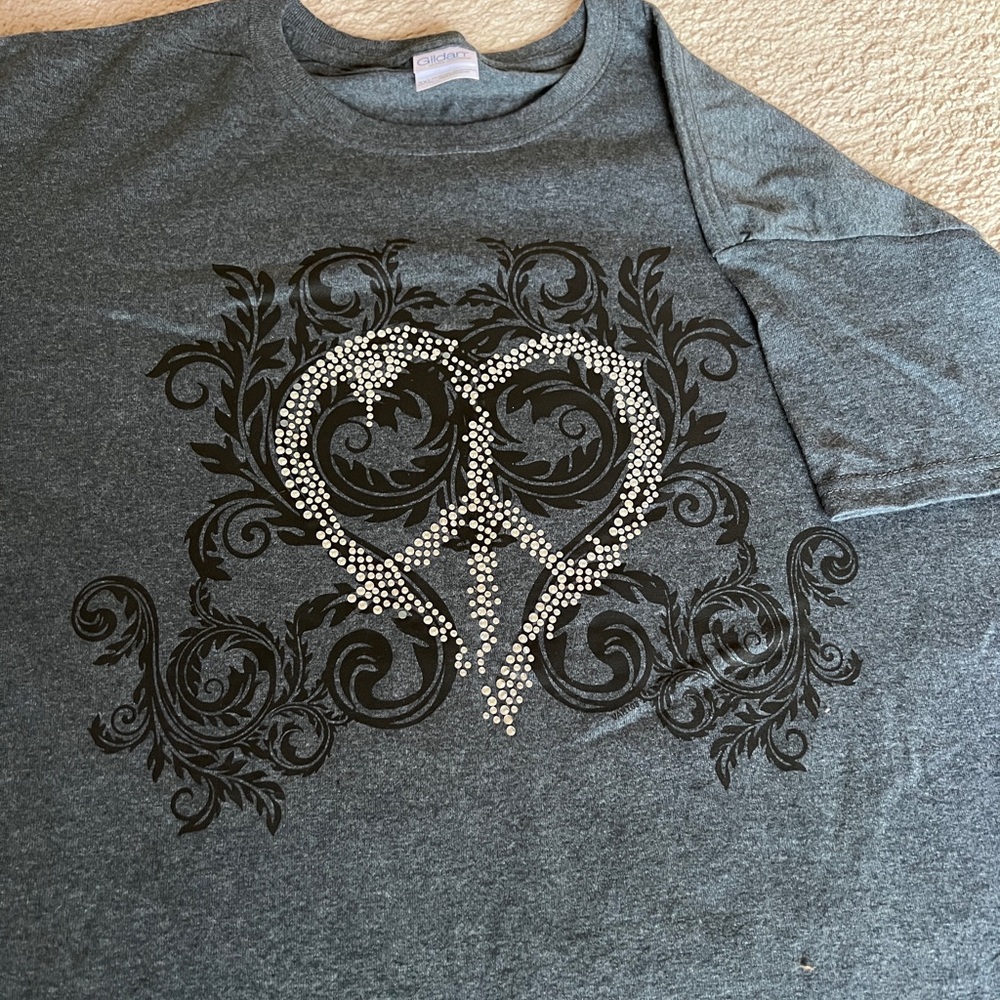 Grey w black and silver heart design bedazzled shirt shirt sleeve sz 3XL